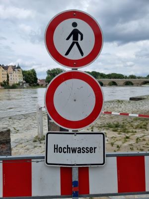 Absperrung Hochwasser Süddeutschland 2024
