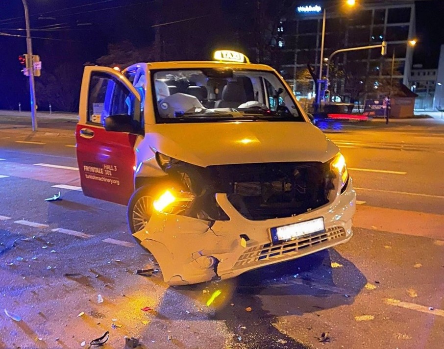 Taxibus Unfall Nacht