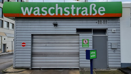 Waschstraße Einfahrt